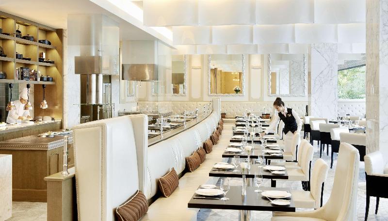 هتل Fairmont Baku Flame Towers