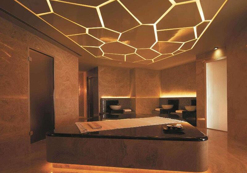 هتل Fairmont Baku Flame Towers