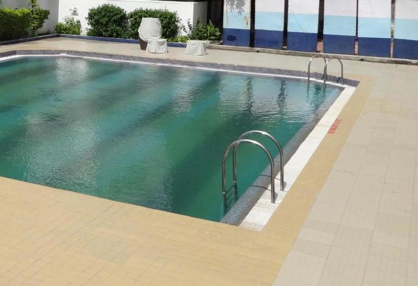 ホテル Golden Tulip Udaipur