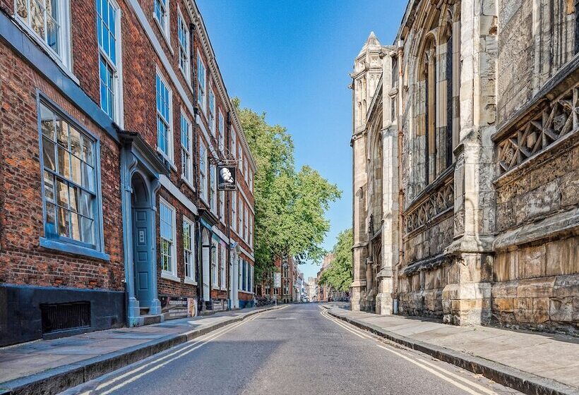 فندق Guy Fawkes Inn