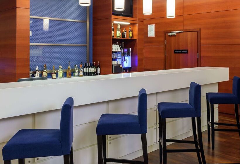 בית מלון כפרי Hampton By Hilton Warsaw Airport