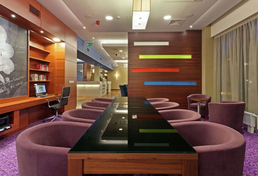 בית מלון כפרי Hampton By Hilton Warsaw Airport