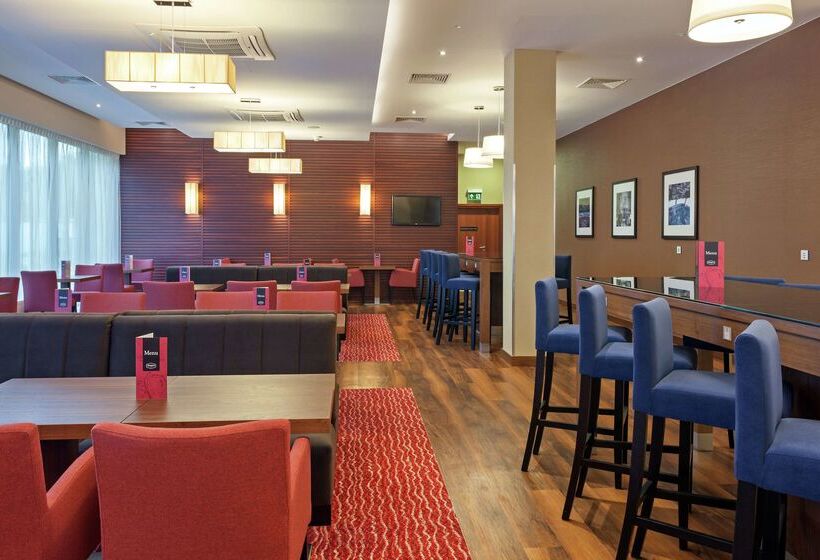 בית מלון כפרי Hampton By Hilton Warsaw Airport