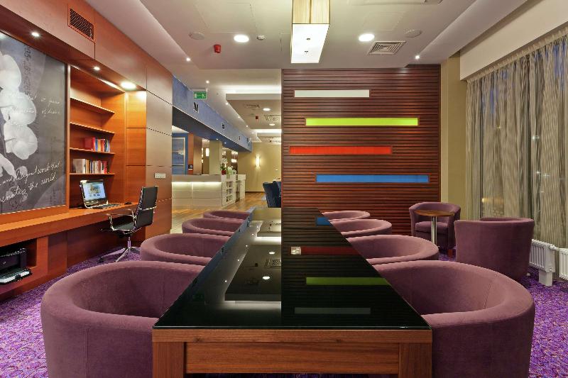 בית מלון כפרי Hampton By Hilton Warsaw Airport