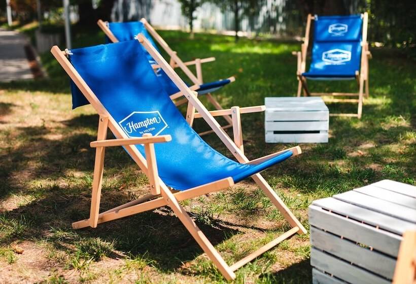 בית מלון כפרי Hampton By Hilton Warsaw Airport