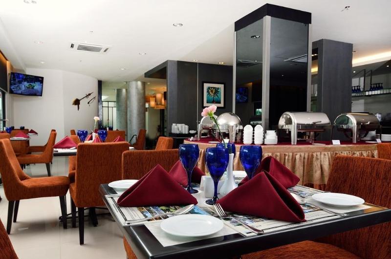 Holiday Villa Hotel & Suites