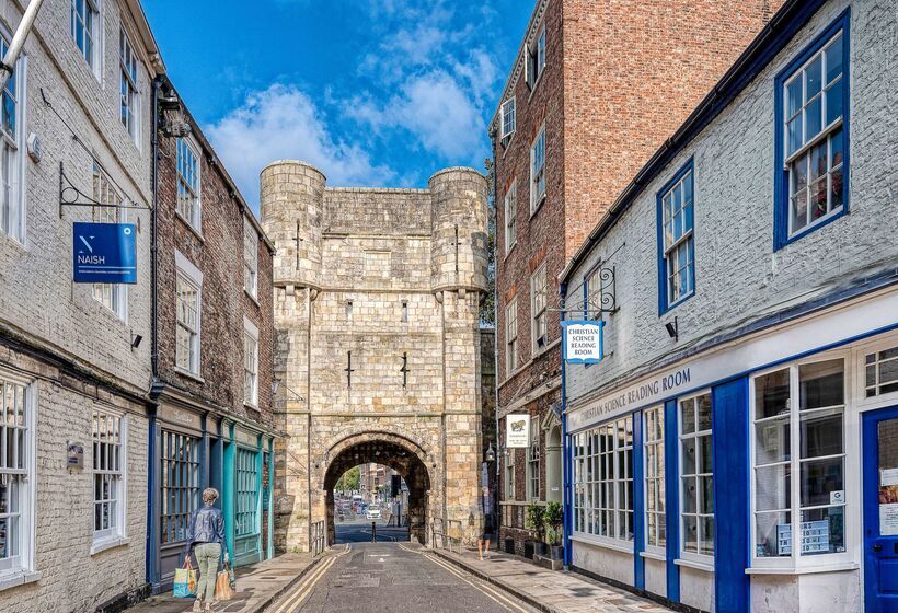 Отель The Fat Badger