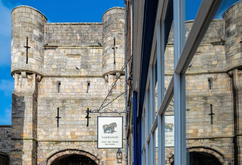 Отель The Fat Badger