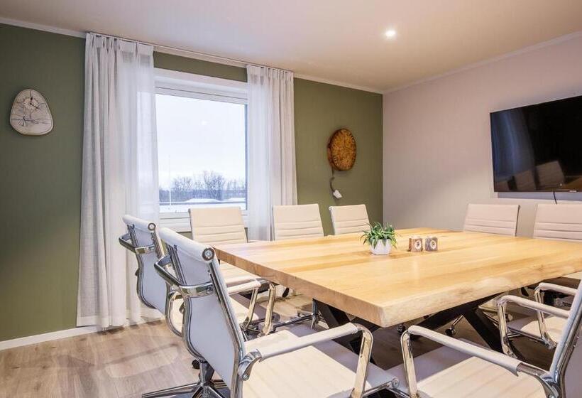 Отель 8 Seasons