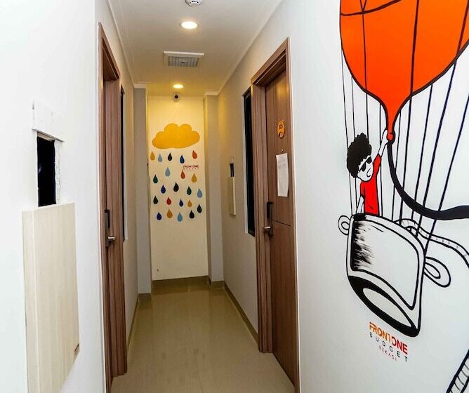 호텔 Front One Budget Bekasi