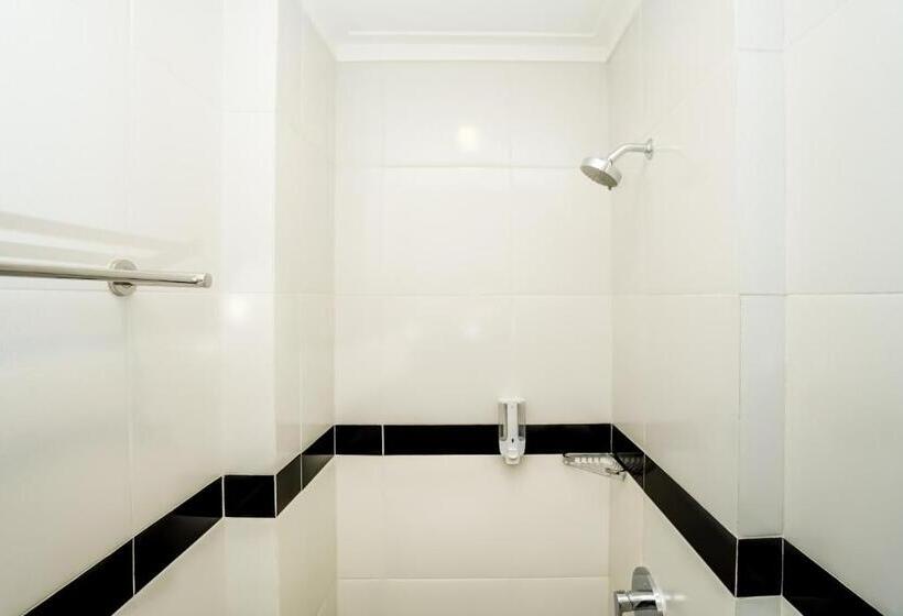 호텔 Front One Budget Bekasi