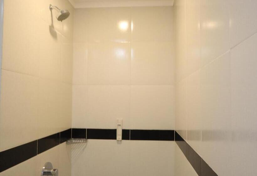 호텔 Front One Budget Bekasi