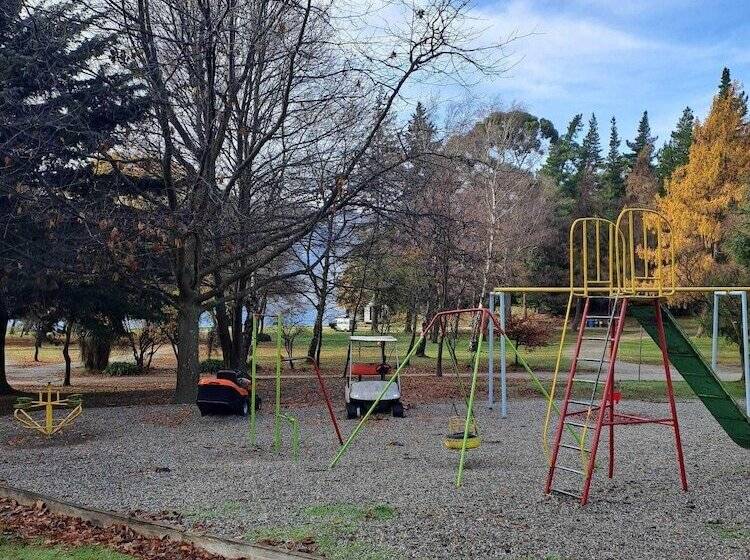 בית מלון כפרי The Camp   Lake Hawea