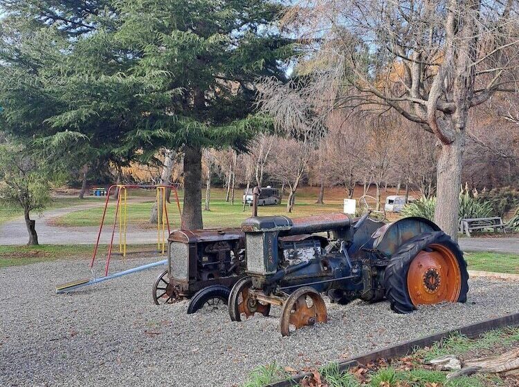 בית מלון כפרי The Camp   Lake Hawea
