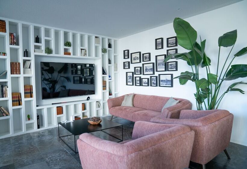 پانسیون A House In Estoril  Adults Only