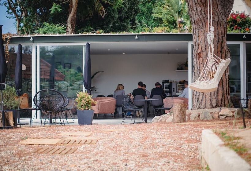 پانسیون A House In Estoril  Adults Only