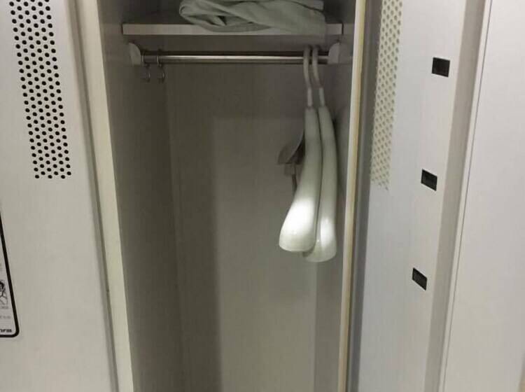 호텔 Capsule & Sauna Japan – Caters To Men