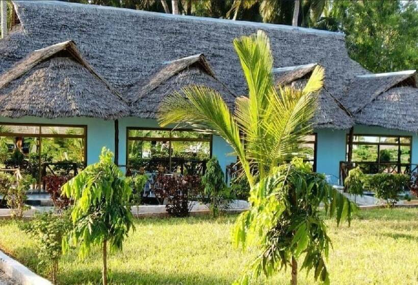 בית מלון כפרי Coconut Tree Village Beach Resort