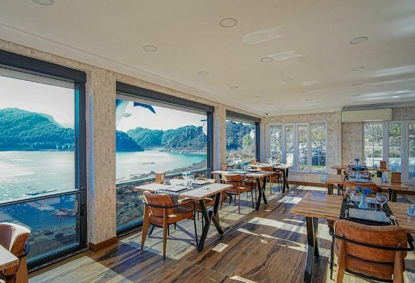 Dolphin Boutique Hotel & Restaurant