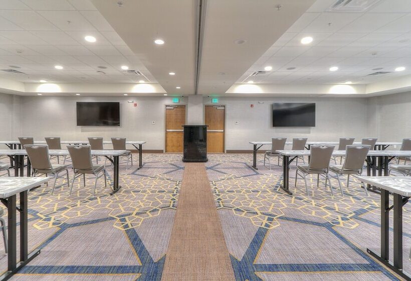 هتل Holiday Inn & Suites Pigeon Forge Convention Center, An Ihg