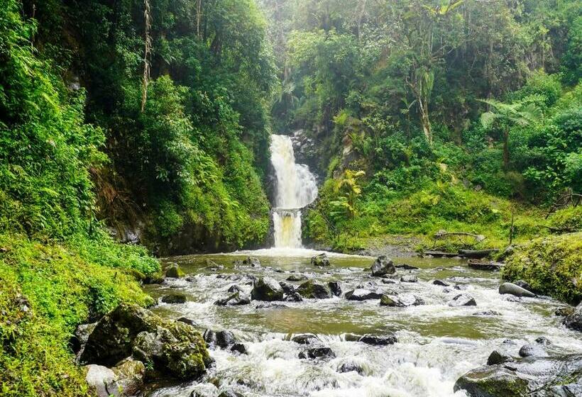 호텔 Oyo 90915 Eco Tourism Desa Cihanjuang Rahayu Ciwangun Indah Camp Villas