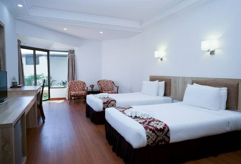 בית מלון כפרי Rayong Palmaries Beach Resort