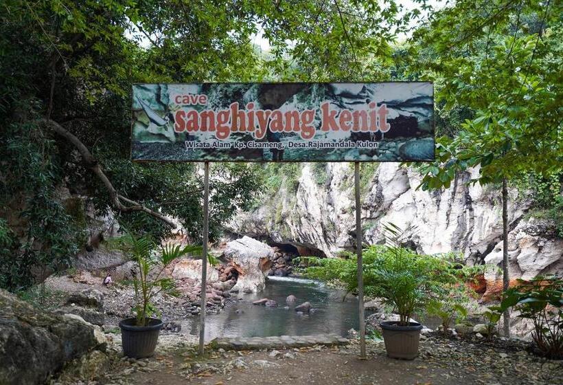 Отель Spot On 90916 Eco Tourism Geopark Rajamandala Homestay