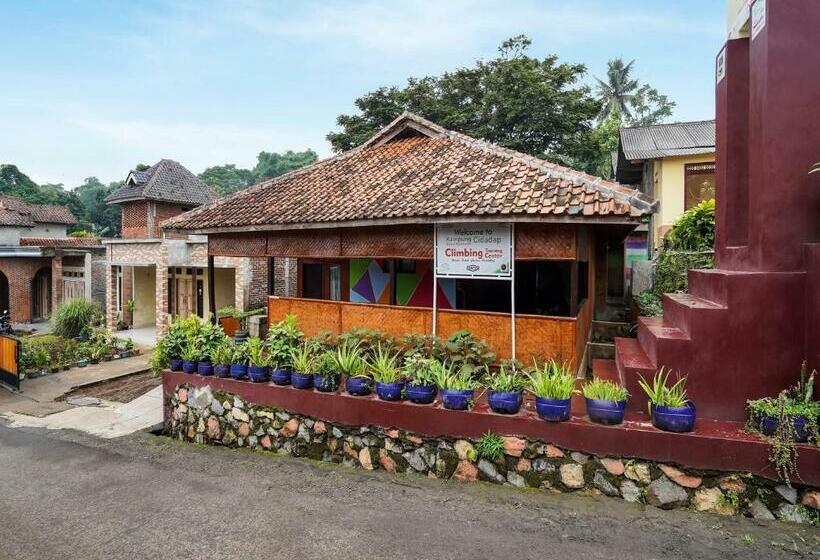 Отель Spot On 90917 Eco Tourism Geopark Padalarang Homestay