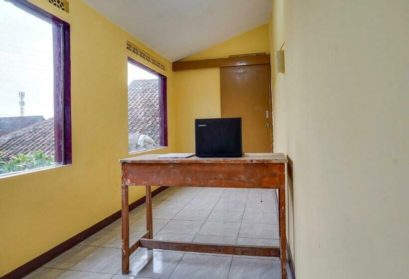 Отель Spot On 90917 Eco Tourism Geopark Padalarang Homestay