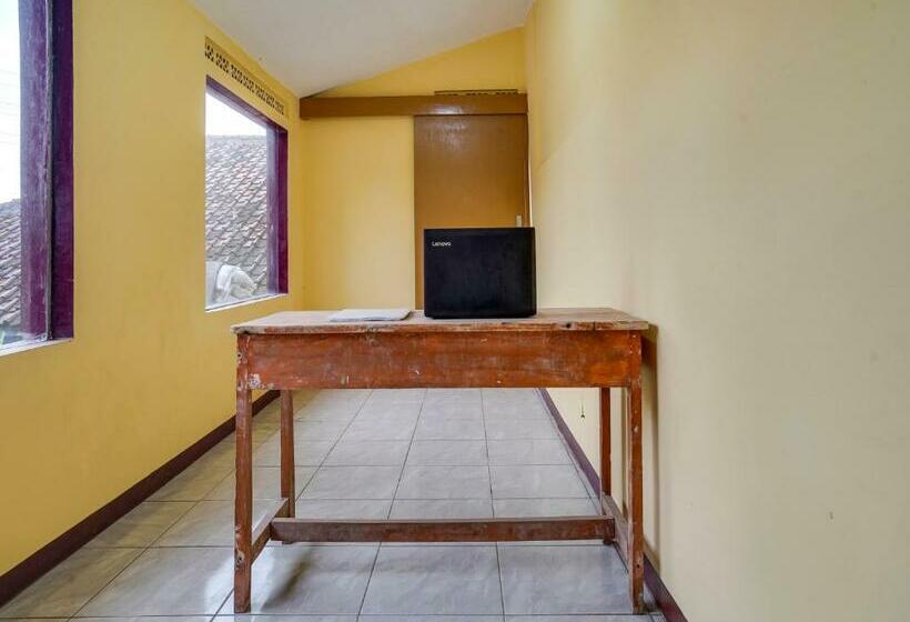 Отель Spot On 90917 Eco Tourism Geopark Padalarang Homestay