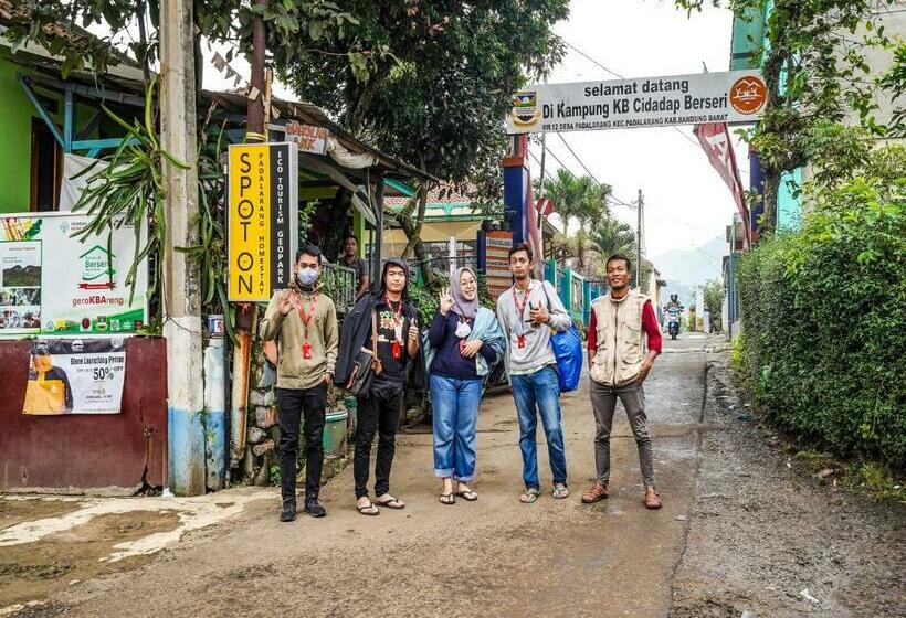 Отель Spot On 90917 Eco Tourism Geopark Padalarang Homestay