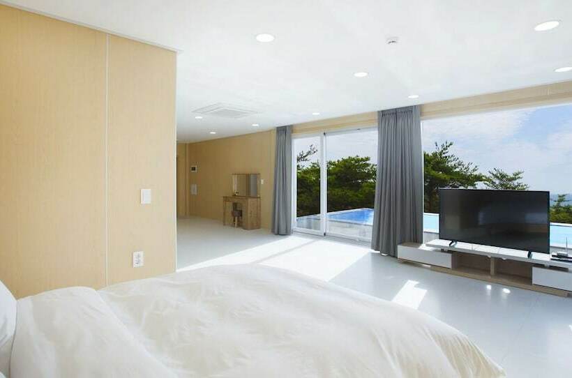 Отель The Mare Pool Villa Pension
