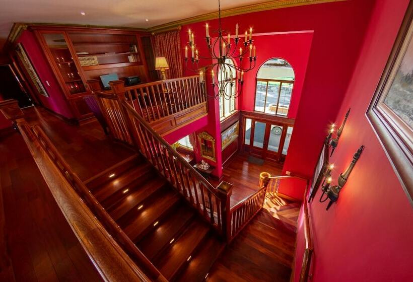 פנסיון Swallow Cliff Hall