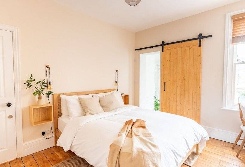 Bed and Breakfast Doghouse Margate