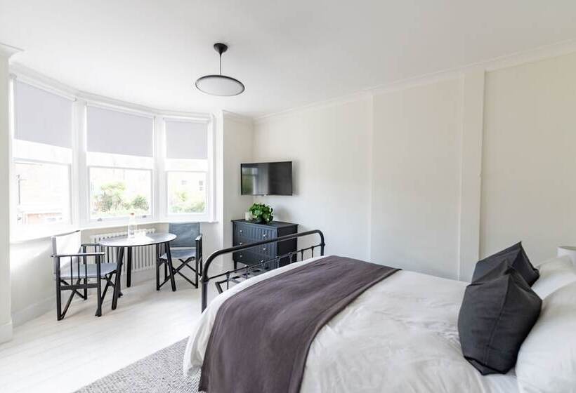 Bed and Breakfast Doghouse Margate