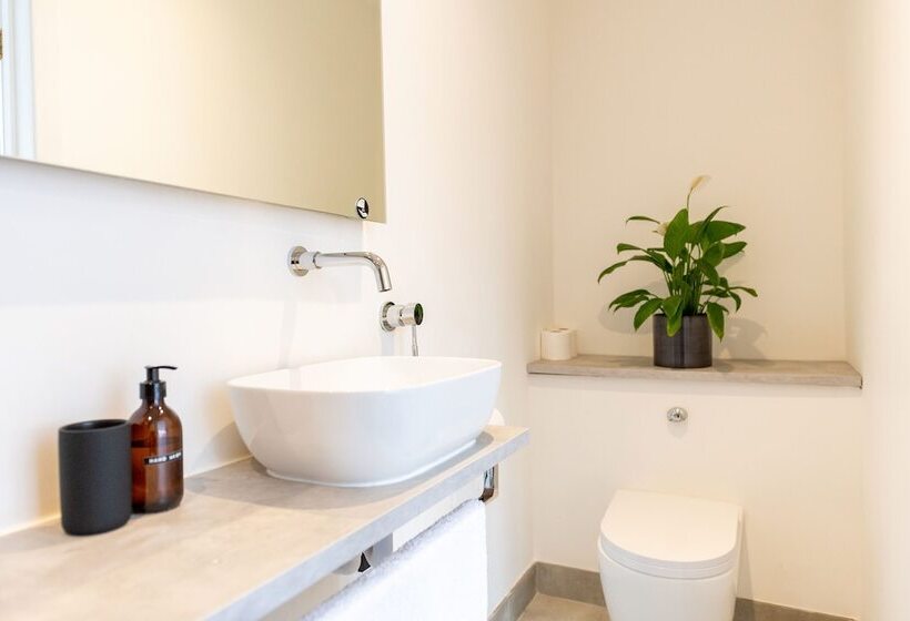 Bed and Breakfast Doghouse Margate