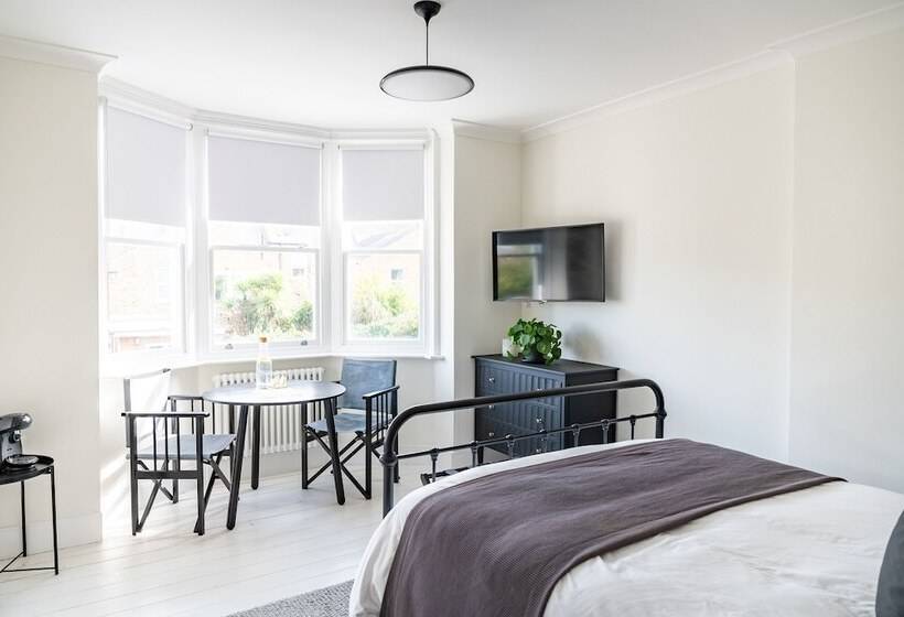 Bed and Breakfast Doghouse Margate