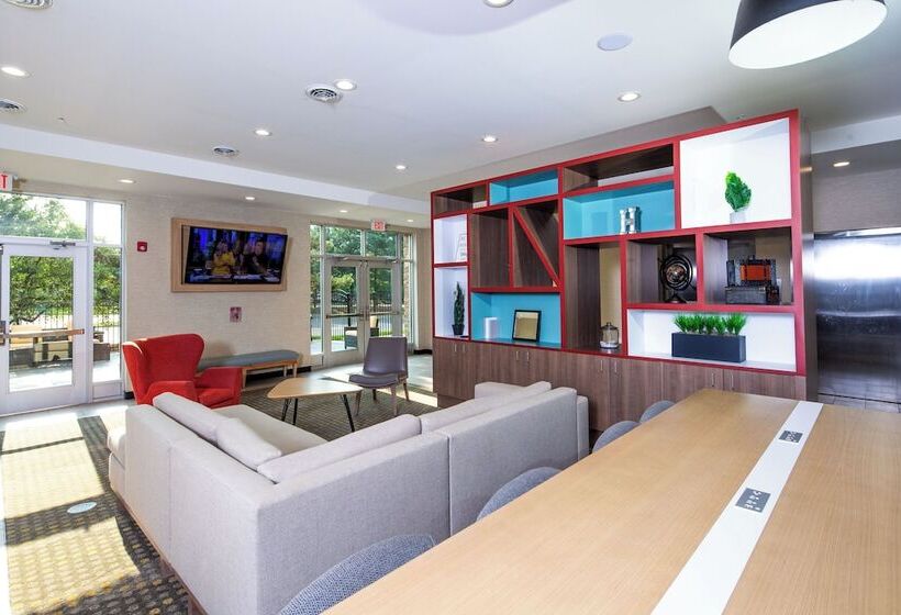 בית מלון כפרי Holiday Inn & Suites Detroit   Troy, An Ihg