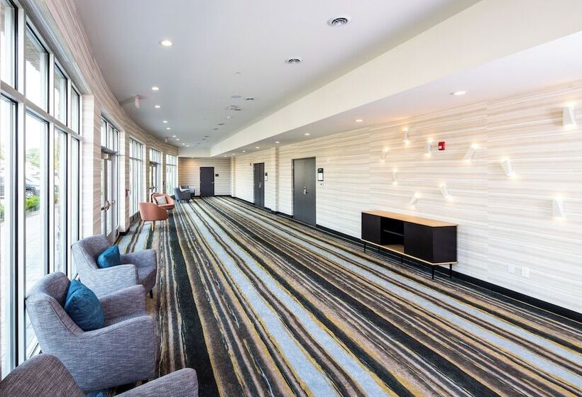 Отель Holiday Inn & Suites Detroit   Troy, An Ihg