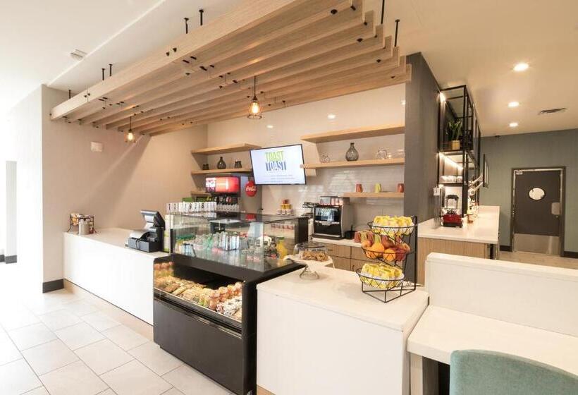 Отель Holiday Inn & Suites Detroit   Troy, An Ihg