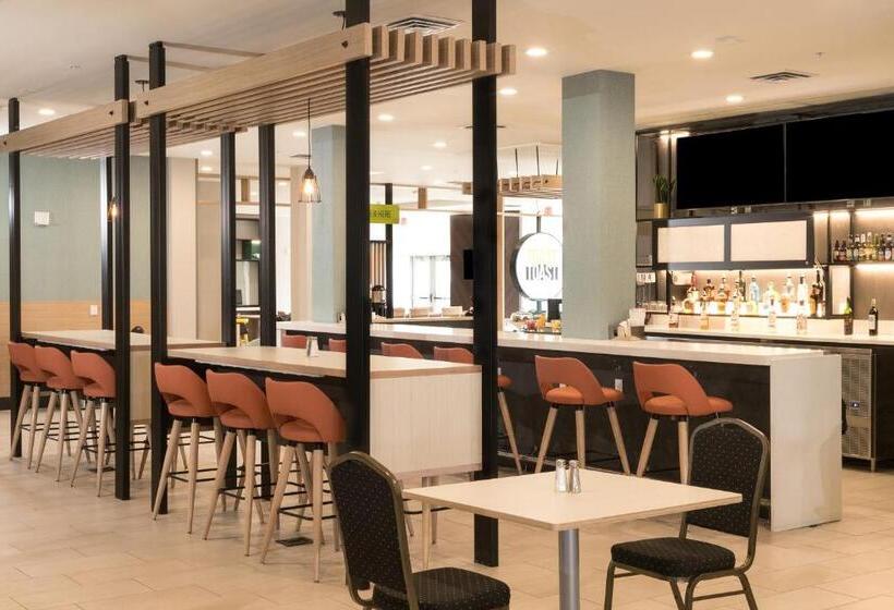 Отель Holiday Inn & Suites Detroit   Troy, An Ihg