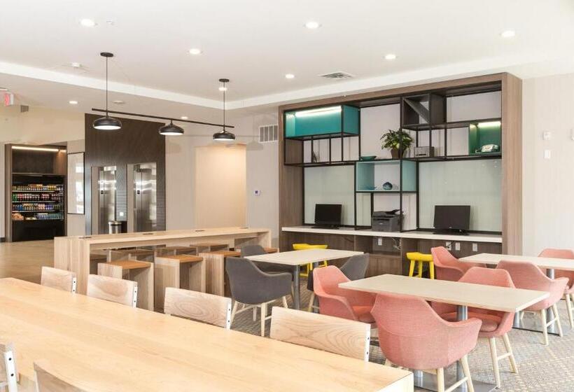 Отель Holiday Inn & Suites Detroit   Troy, An Ihg