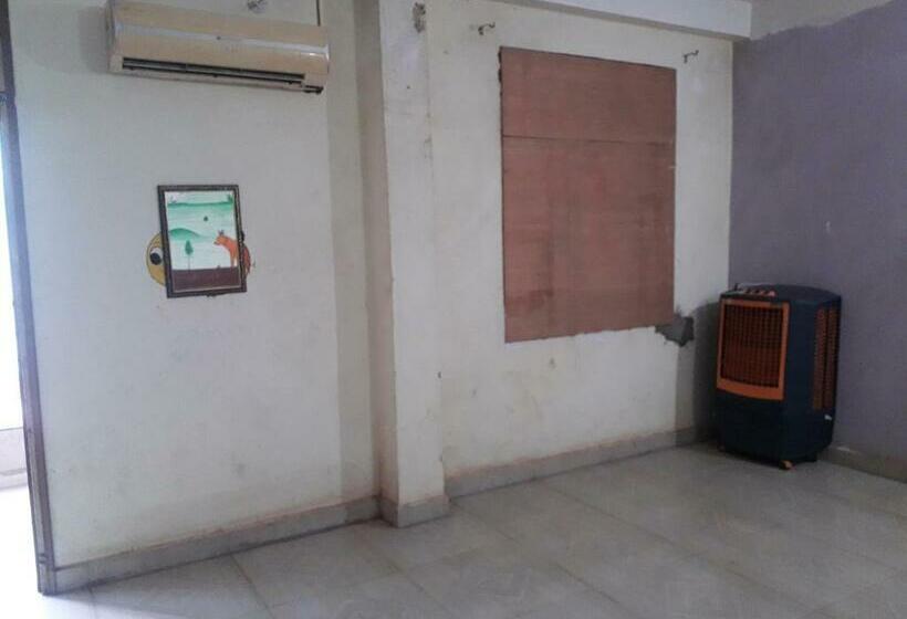 Отель Oyo 85305 Jiyanshi Guest Houses