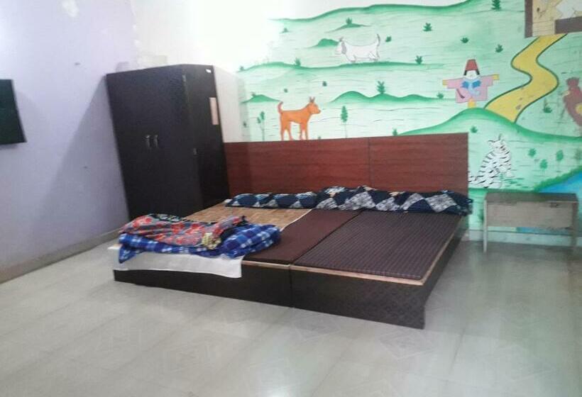 Отель Oyo 85305 Jiyanshi Guest Houses