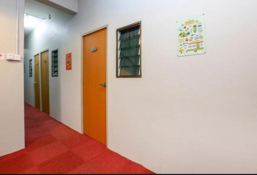 فندق Spot On 90449 Bed Station Guest House Dormitory