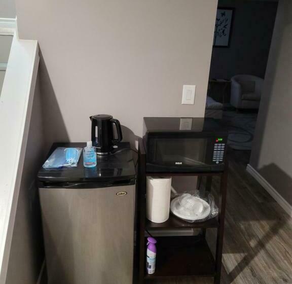 بنسيون Adorable Studio Basement Suite In South Barrie