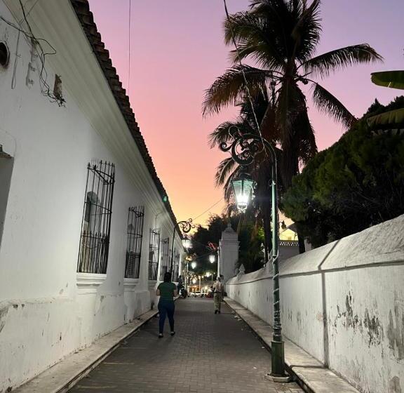 بنسيون Hostal Y Restaurante La Toscana