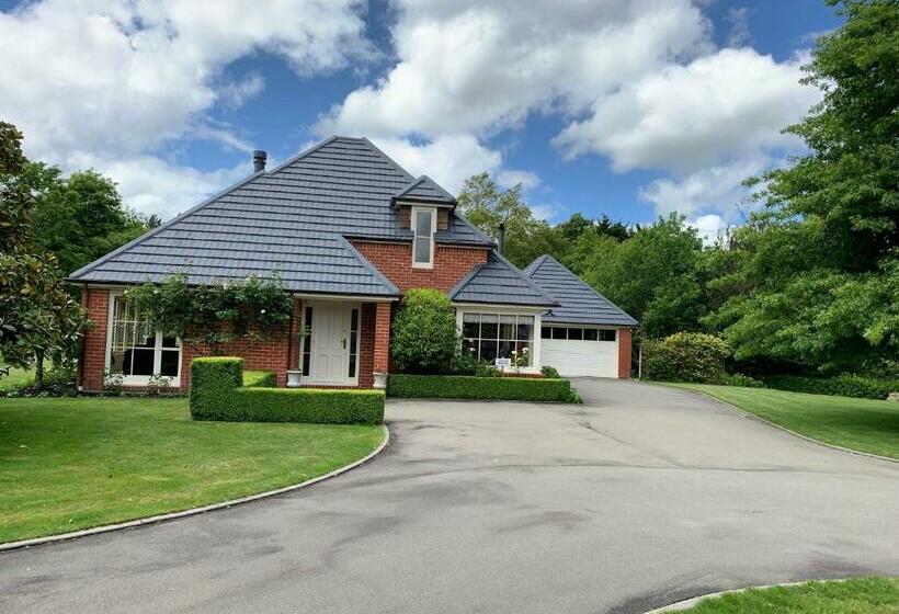 Pin Oaks Luxury Bed & Breakfast