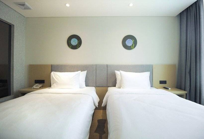 בית מלון כפרי Eastern  Bojonegoro