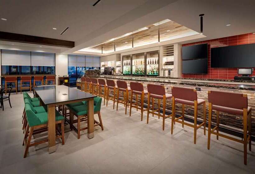 Отель Hilton Garden Inn Haymarket